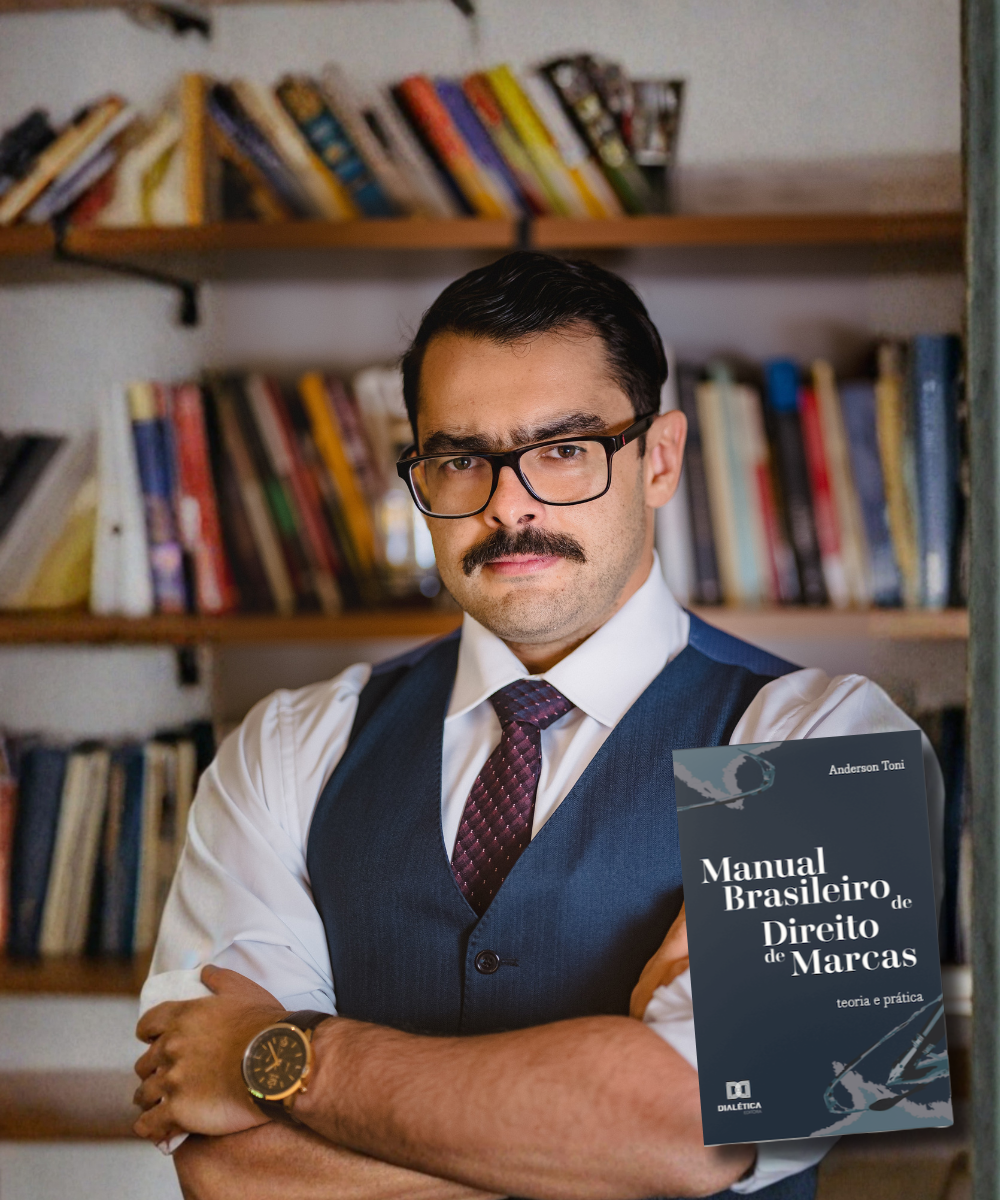 Dr. Anderson Toni, advogado especialista em blindagem de marcas e autor do Manual Brasileiro de Direito de Marcas, em sua biblioteca jurídica.